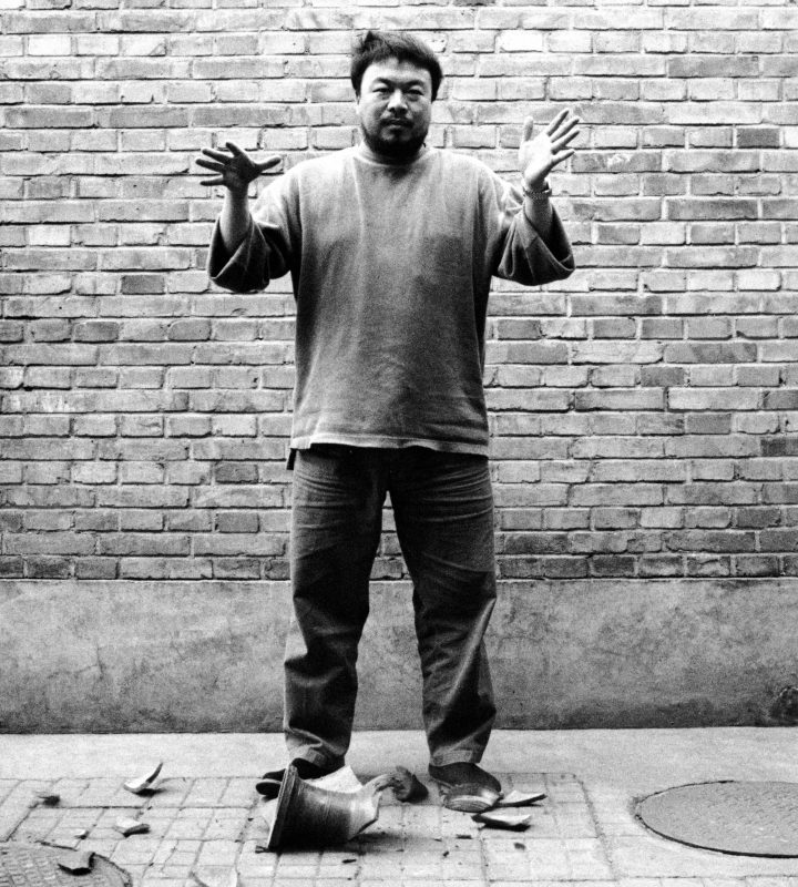 Aww 316C Walthercollection Aiweiwei Droppingahandynastyurn 1995 72Dpi